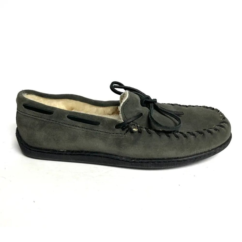 Minnetonka Mens Sheepskin Hardsole Moccasin Slipper Grey 9 M